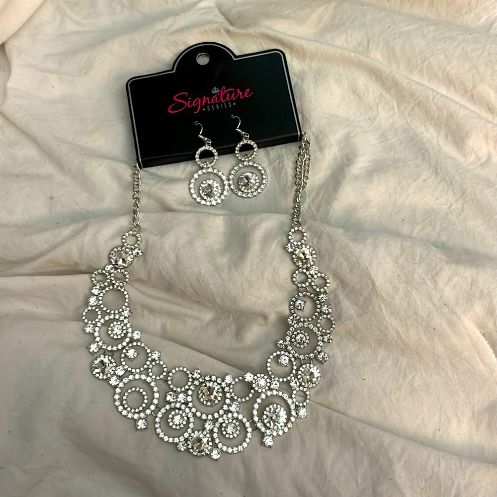 BNWT paparazzi “the Jennifer”